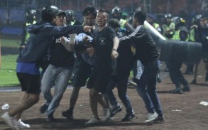 İndoneziyada stadionda baş verən iğtişaşlar nəticəsində azı 127 nəfər ölüb