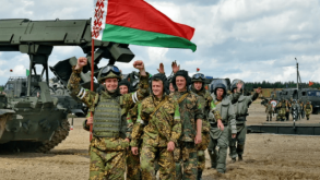 “Sərhədə silahlar və hərbçilər yığılır" - Belarus rəsmisi ÇAĞIRIŞ ETDİ
