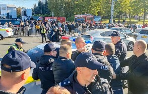 Police start to disperse rally in central street of Moldovan capital, take down tent camp