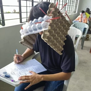 Philippines: Student 'anti-cheating' exam hats go viral