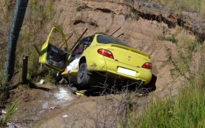 В Сумгайыте автомобиль съехал в овраг