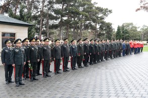 Müdafiə Nazirliyi İkinci Şəhidlər xiyabanını ziyarət edib