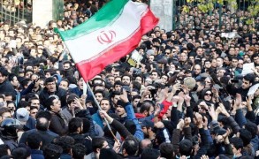İranda xalq pasportlarını yandırır - Video
