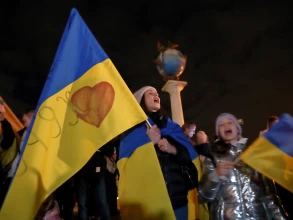 Ukraine war: Celebration in Kherson - but war 'far from over'