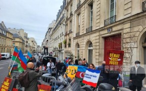 Azerbaijanis are protesting in front of the French Senate