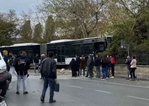 Avtobus divara çırpıldı - Yaralılar var