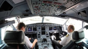 Aviaşirkətlər uçuşlarda köməkçi pilotların ixtisarını təklif edir - SƏBƏB