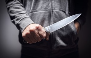 В Баку мужчина ударил ножом двухлетнего сына и тещу