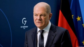 Olaf Scholz has urged the Russian president Vladimir Putin to find a diplomatic solution to the Ukraine conflict as soon as possible