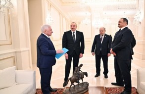 Президенту Азербайджана передана скульптура из кабинета Азиза Алиева