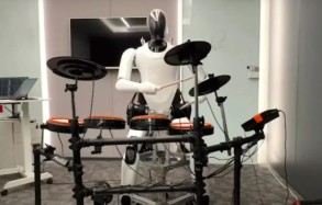 Человекоподобный робот CyberOne от Xiaomi научился играть на барабанах - ВИДЕО