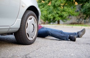 В Баку экс-прокурор попал под машину