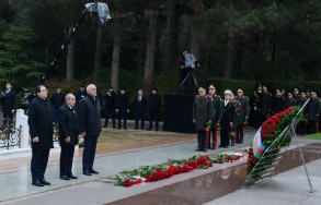 Государственные и правительственные лица на Аллее почетного захоронения почтили память Гейдара Алиева