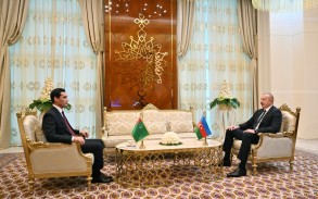 President Ilham Aliyev met with his Turkmen counterpart