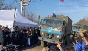 Автомобили миротворцев беспрепятственно проезжают по дороге Шуша-Ханкенди