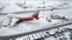 Qar Moskva aeroportlarının fəaliyyətini iflic etdi, 200-dən çox reys ləğv edildi