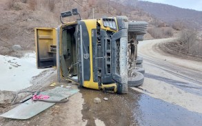 Kəlbəcərdə yük maşını aşdı, xəsarət alan var