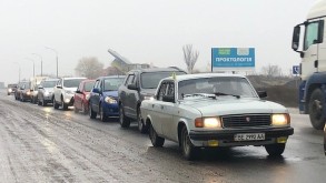 Civilians flee Kherson as Russian attacks intensify