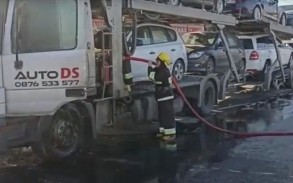 Kürdəmirdə qoşqusunda 8 avtomobil olan yük maşını yandı -Video