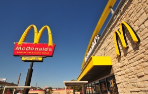 В Казахстане начали демонтировать логотипы McDonald's со зданий ресторанов