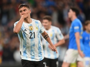 Paulo Dybala presents his World Cup gold medal to his club's Museum