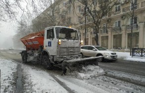 Минувшей ночью дороги столицы расчищались от снега