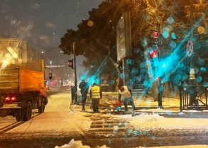 Bakıda gecə yollar qardan təmizlənib - FOTO