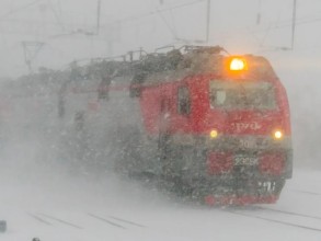 В Иране снегопад затруднил движение поезда