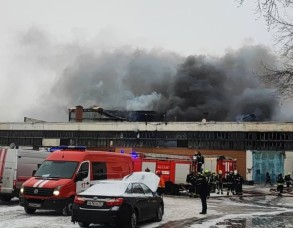 Пожар в складском помещении автосервиса в Москве потушен