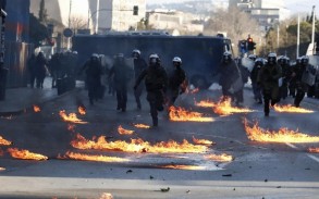 Etirazçılar polisi diri-diri yandırıb