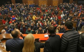 Ermənistan hakimiyyəti müxalif deputatları mandatdan məhrum edəcək