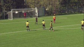 Penaltini kənara vuran hücumçunu alqışladılar - VİDEO