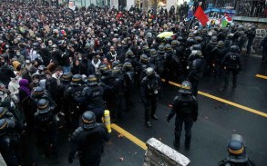 Fransada etiraz aksiyalarında 3 polis xəsarət alıb, 76 nəfər saxlanılıb