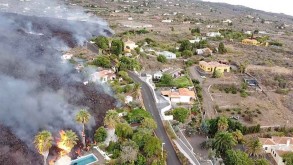 BBC: Canary Islands volcano-Hundreds more evacuated as La Palma lava nears sea