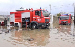 Bakının bir sıra yerlərində evləri yağış suları basıb