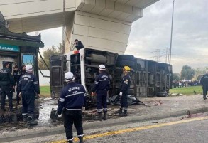 Задержан водитель грузовика, столкнувшегося с пассажирским автобусом на дороге в аэропорт