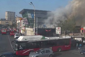 Bakıda ticarət mərkəzi yanır: Yol bağlandı - YENİLƏNİB + FOTO/VİDEO