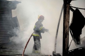 В Баку произошел пожар, один человек отравился дымом