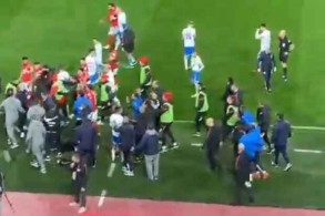 Erməni əsilli futbolçu Rusiya çempionatında dava saldı - VİDEO