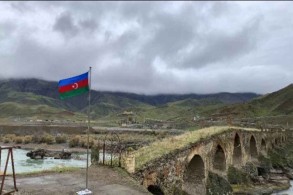 Bir il öncə Xudafərin körpüsü üzərində Azərbaycan bayrağı qaldırılıb