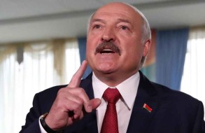 Лукашенко заявил, что вакцинируется белорусским препаратом от коронавируса