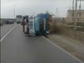 Bakıda yük maşını aşdı - VİDEO