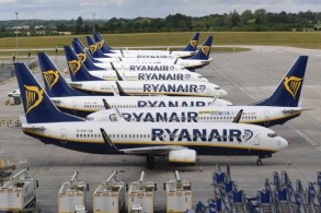 Ryanair's net loss declines to €48 million in H1