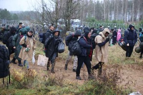 Hundreds of migrants remain at Poland-Belarus border as temperatures drop