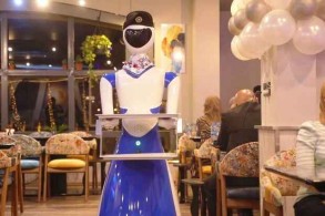 İraqda robot ofisiantların xidmət etdiyi restoran açıldı – <span style="color:red">VİDEO</span>