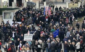 Сторонники Саакашвили подрались с полицией у здания Тбилисского суда