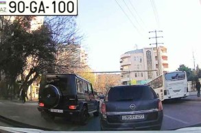 Bakıda “Gelandewagen” sürücüsü yol polislərinin gözü qarşısında “şou göstərdi” - <span style="color:red">VİDEO</span>