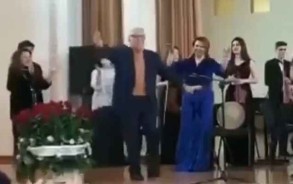 Fərhad Bədəlbəyli rəqsi ilə tələbələri coşdurdu <span style="color:red">- Video</span>