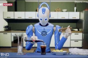 Bu robot yemək bişirməyi, yük daşımağı, hətta iynə vurmağı bacarır - <span style="color:red">VİDEO</span>