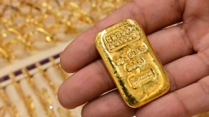 Gold prices rise slightly amid falling yield on US government bonds